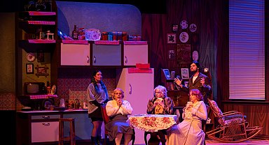 "Üç Jokerli Konken" Adana'da kapalı gişe sahnelendi