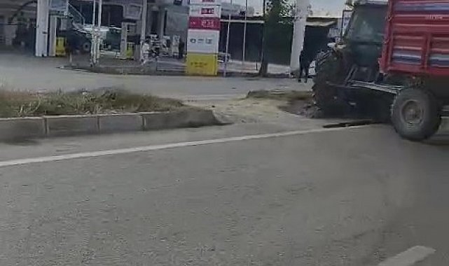 Refüjden yolun karşısına geçmek isteyen traktöre otomobil çarptı