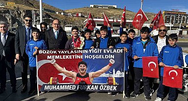 Rekor kırarak dünya şampiyonu olan milli halterci Muhammed Furkan Özbek, memleketinde davul ve zurna ile karşılandı