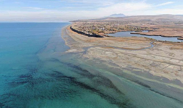 Renkli yazlardan sessiz çöl manzarasına: Van Gölü'nün 8 yıllık değişimi
