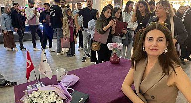 Rewşan, Mardian Mall'da plak imza gününde hayranlarıyla buluştu