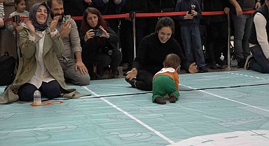 Rize'de emekleme yarışında bebeklerden çok aileler yarıştı