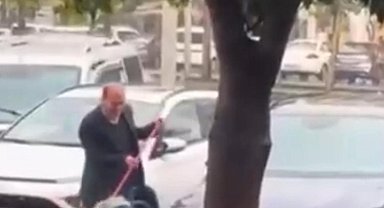 Sağanak yağmur altında arabasını yıkadı