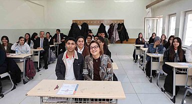 Şahin, bu yılın ilk deneme sınavında öğrencilerle bir araya geldi