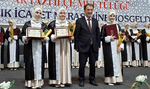 Sakarya'da 27 öğrenci icazet merasiminde hafızlık belgelerini aldı