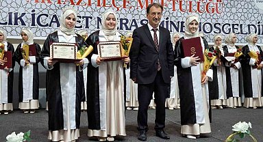 Sakarya'da 27 öğrenci icazet merasiminde hafızlık belgelerini aldı