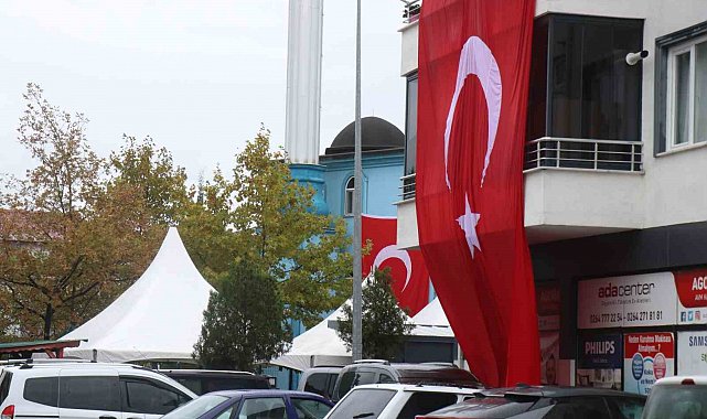 Sakaryalı şehidin mahallesi Türk bayraklarıyla donatıldı