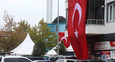 Sakaryalı şehidin mahallesi Türk bayraklarıyla donatıldı