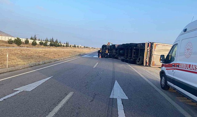 Saman yüklü tır devrildi