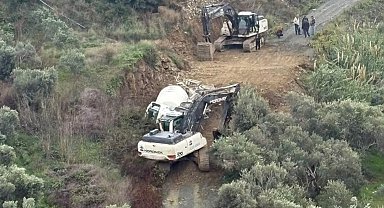 Samandağ'da beton mikseri yol kenarına devrildi