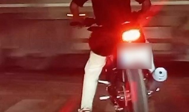 Samsun'da motosikletli sürücü ışıklarda patinaj yaparak lastik yaktı