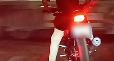 Samsun'da motosikletli sürücü ışıklarda patinaj yaparak lastik yaktı