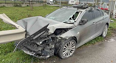 Samsun'da otomobil kamyonete çarpıp bariyere girdi: 3 yaralı