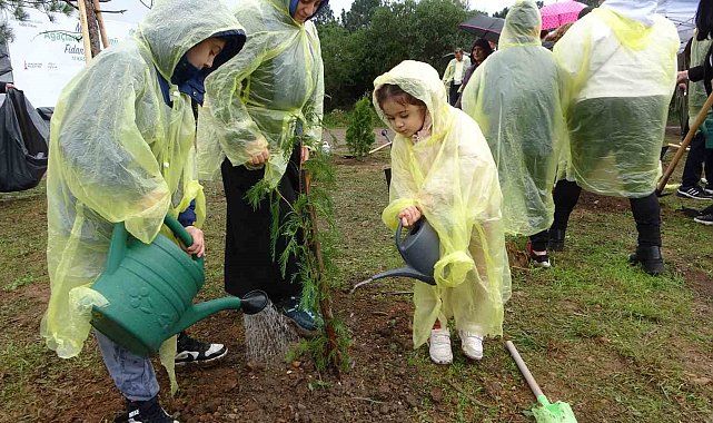Sancaktepe'de yarının nefesi olacak binlerce fidan toprakla buluşturuldu