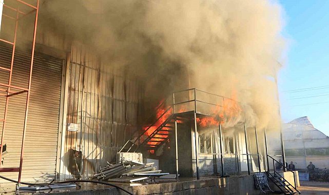 Sandalye üretim atölyesi alev alev yandı