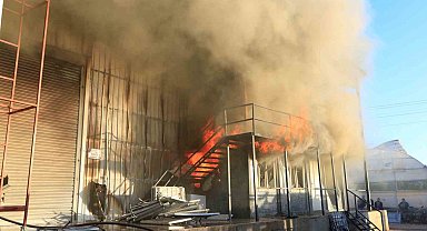 Sandalye üretim atölyesi alev alev yandı