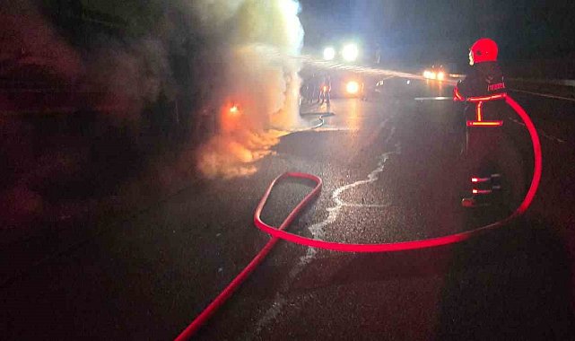 Şanlıurfa'da salça yüklü tır alev alev yandı