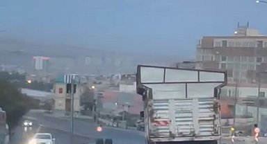 Şanlıurfa'da seyir halindeki kamyonun dingili koptu: Tekerlekler yolda ilerledi