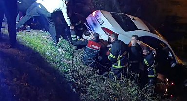 Şarampole uçan otomobilden çıkmak istemedi, ekiplere zor anlar yaşattı