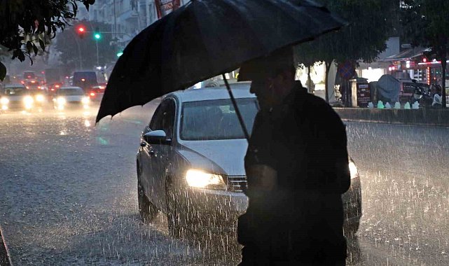 Sarı alarm ile uyarılan Antalya'da sağanak etkisini gösteriyor