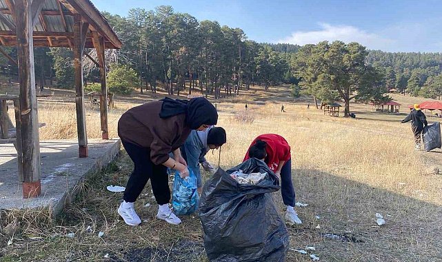 Sarıkamış'ta öğrenciler poşet poşet çöp topladı