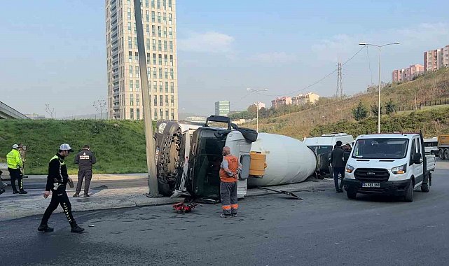Sarıyer'de beton mikseri arkasındaki boş öğrenci servisine çarparak devrildi