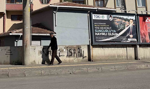 Savunma sanayisi merkezi haline gelen ilçede TOKİ konutları için bilboardlı teşekkür