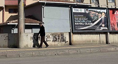 Savunma sanayisi merkezi haline gelen ilçede TOKİ konutları için bilboardlı teşekkür