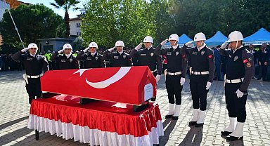 Şehit polis memuru görev yaptığı ilçeden uğurlandı