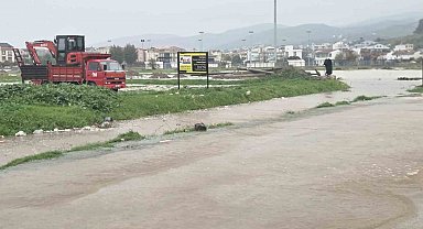 Selden etkilenen Dikili ve Foça'da su tahliye çalışmaları sürüyor