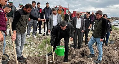 Selendi'de 800 fidan toprakla buluşturuldu