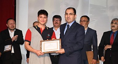 Şeref belgesi, trafik kazasında hayatını kaybeden öğretmenin oğluna verildi