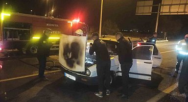 Seydişehir'de kırmızı ışıkta bekleyen otomobilde yangın çıktı