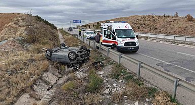 Seyir halindeki aracın çarptığı otomobil şarampole devrildi: 7 yaralı