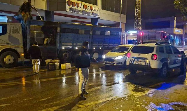 Seyir halindeki kamyonun kasası alev aldı