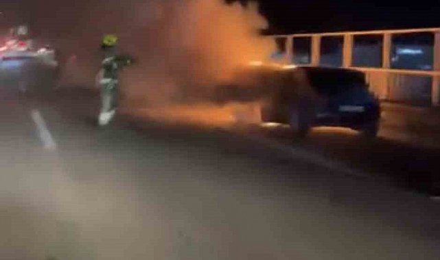 Seyir halindeki otomobil alev alev yandı