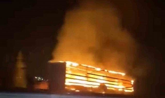 Seyir halindeki tırın lastiği alev aldı