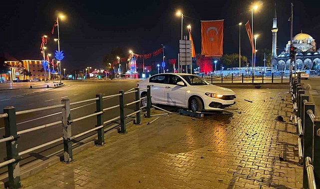 Seyir halindeyken uyuyan otomobil sürücüsü bariyerlere girdi