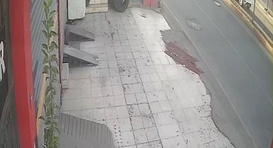 Siirt'te aracın yayaya çarptığı anlar güvenlik kamerasına yansıdı
