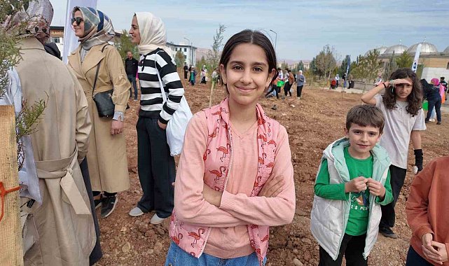 Siirt'te binlerce fidan aynı anda toprakla buluştu