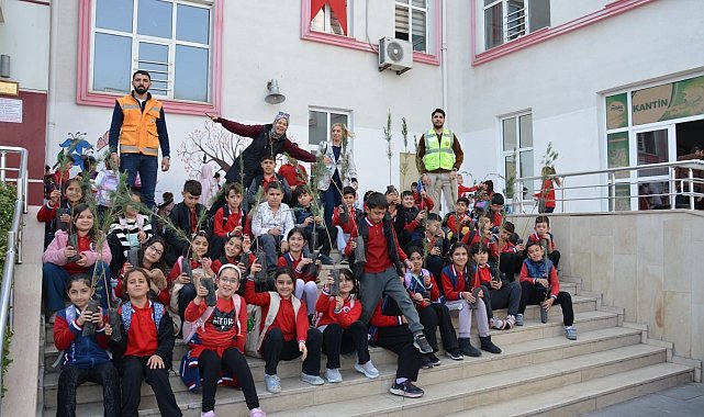 Siirt'te ilkokul öğrencilerine fidan dağıtıldı