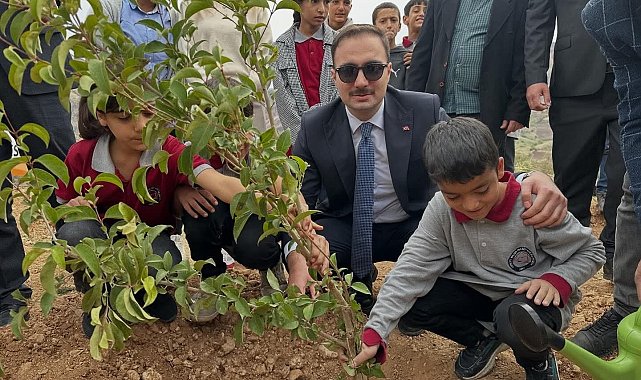Sincik'te öğrencilerden yeşil bir gelecek için fidan dikimi