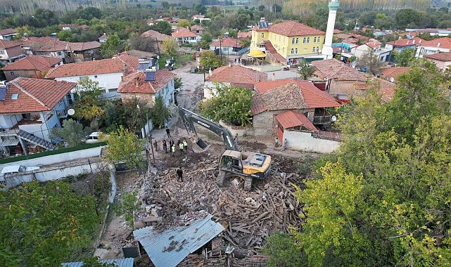 Sındırgı'da depremde hasar gören yapıların yıkımı kırsalda sürüyor