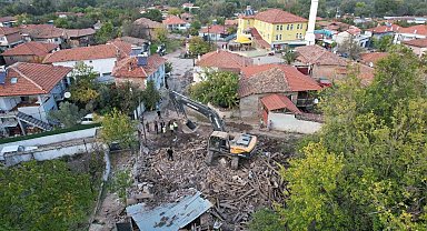 Sındırgı'da depremde hasar gören yapıların yıkımı kırsalda sürüyor