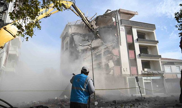 Sındırgı'da yıkım çalışmaları sürüyor