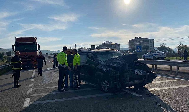 Sinop'ta otomobil traktöre arkadan çarptı: 2 yaralı
