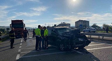 Sinop'ta otomobil traktöre arkadan çarptı: 2 yaralı