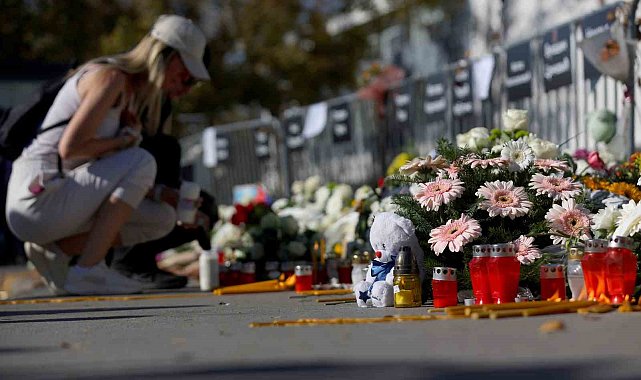 Sırbistan'da on binlerce protestocu, tren istasyonu faciasının yıldönümde Novi Sad'da bir araya geldi