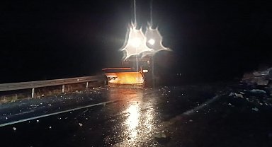 Şırnak'ta dağdan kopan kaya parçaları yolu trafiğe kapattı