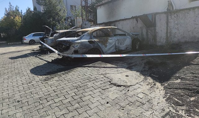 Şırnak'ta park halindeki iki araç alev aldı